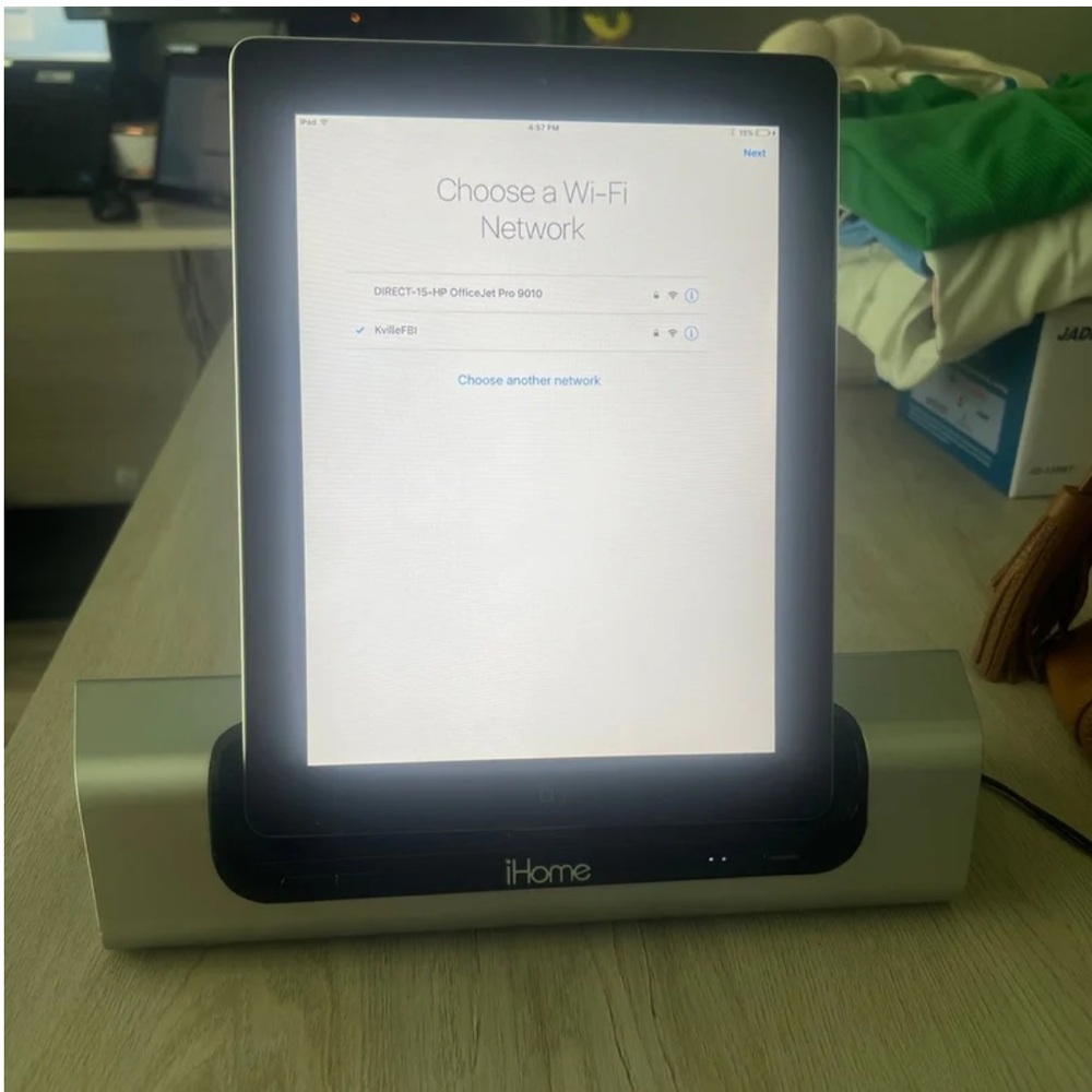 iPad 2nd generation - with iHome charging station with speakers